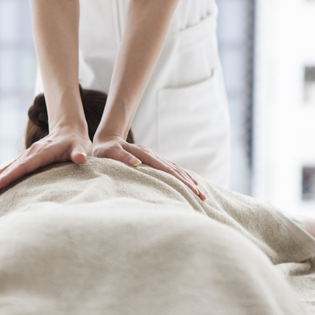 背中のマッサージ